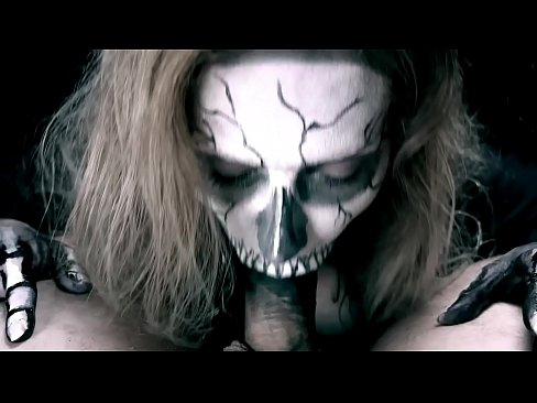 ❤️ Demon djevojka siše kurac svojim crnim ustima i guta spermu. ❤️ Domaći porno na hr.pornma-com.ru ❌❤